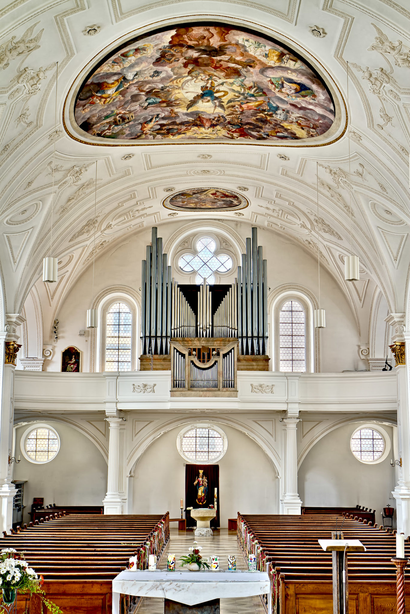 Die neue Späth-Orgel im Hauptschiff der Stadtpfarrkirche Mariä Himmelfahrt