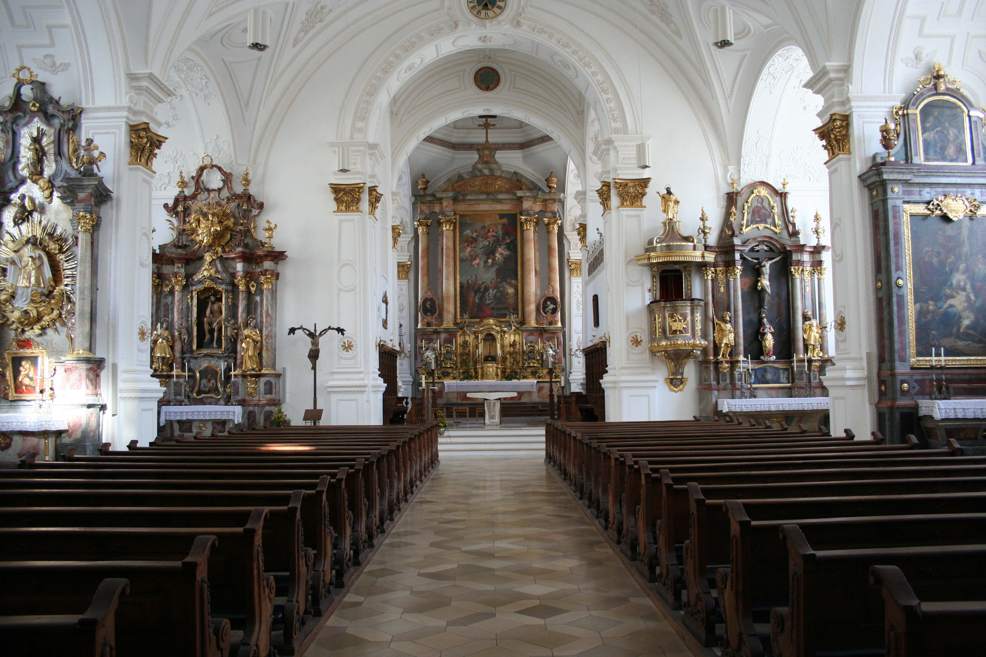 Innenraum der Stadtpfarrkirche Mariä Himmelfahrt